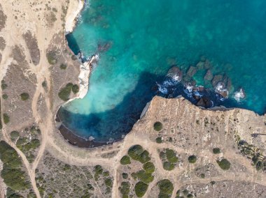 İtalya 'nın güneyindeki Sicilya' da bulunan Syracuse yakınlarındaki Plemmirio 'daki doğal deniz rezervi kıyı şeridini görüyorsunuz. Çekim güneşli bir günde yapılır.