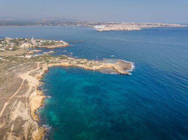 İtalya 'nın güneyindeki Sicilya' da bulunan Syracuse yakınlarındaki Plemmirio 'daki doğal deniz rezervi kıyı şeridini görüyorsunuz. Çekim güneşli bir günde yapılır.