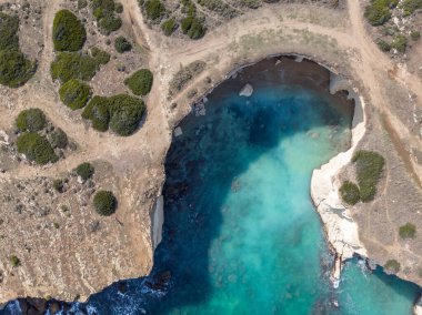 İtalya 'nın güneyindeki Sicilya' da bulunan Syracuse yakınlarındaki Plemmirio 'daki doğal deniz rezervi kıyı şeridini görüyorsunuz. Çekim güneşli bir günde yapılır.