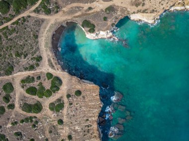 İtalya 'nın güneyindeki Sicilya' da bulunan Syracuse yakınlarındaki Plemmirio 'daki doğal deniz rezervi kıyı şeridini görüyorsunuz. Çekim güneşli bir günde yapılır.