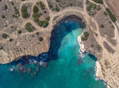 İtalya 'nın güneyindeki Sicilya' da bulunan Syracuse yakınlarındaki Plemmirio 'daki doğal deniz rezervi kıyı şeridini görüyorsunuz. Çekim güneşli bir günde yapılır.