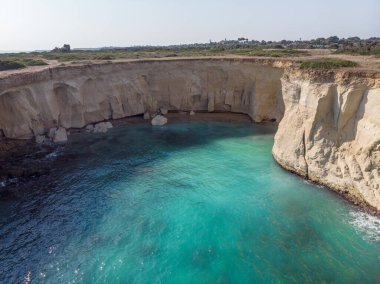 İtalya 'nın güneyindeki Sicilya' da bulunan Syracuse yakınlarındaki Plemmirio 'daki doğal deniz rezervi kıyı şeridini görüyorsunuz. Çekim güneşli bir günde yapılır.