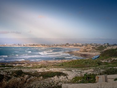 Sicilya 'nın güneyinde küçük bir ada olan Isola delle Correnti yakınlarındaki kayalık sahil şeridinde çekildi. İtalya 'nın en güney noktası..