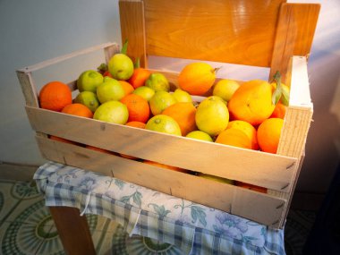 Portakallar, limonlar, limonlar ve mandalinalar.