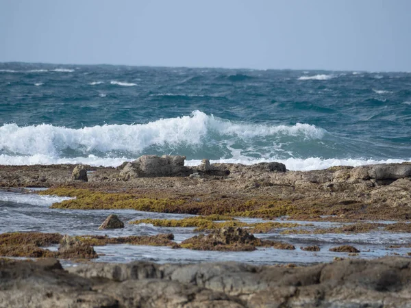 拍摄岩石海岸线附近的Isola Delle Correnti 一个小岛在西西里南部 这是意大利最南端的地方 — 图库照片