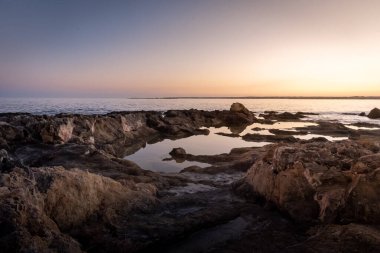 Vendicari 'de güzel bir gün batımı manzarası, İtalya' nın en güney Sicilya 'da, Noto' da deniz kenarındaki doğal rezerv.