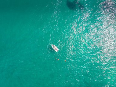 Capo Passero adası yakınlarında tekne satışı yaparken çekilmiş. İtalya 'nın en güneyinde, Sicilya' da küçük bir ada.