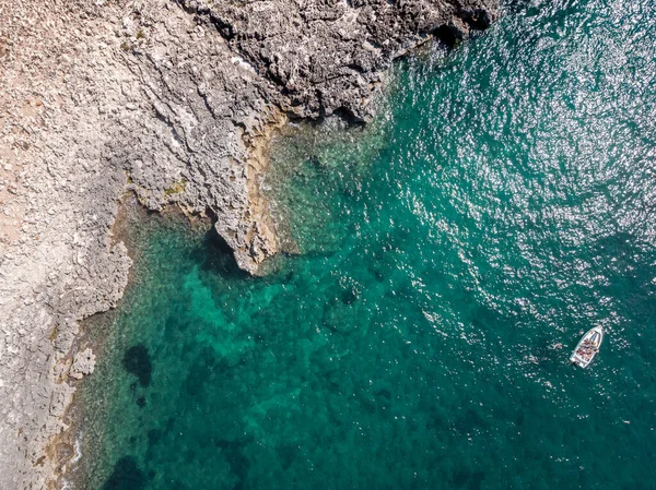 Foto Aérea Barco Vendiendo Cerca Isla Capo Passero Una Pequeña Fotos de stock libres de derechos