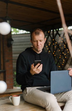 Evde defterle çalışan adam.