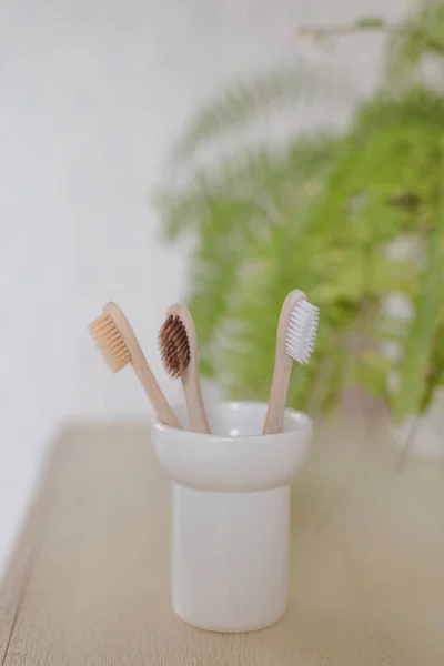 浴室里的木制牙刷 — 图库照片