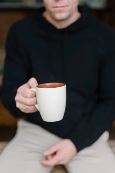 Manos Hombre Con Una Taza Café —  Fotos de Stock