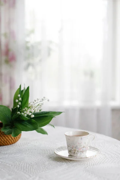 Sepetteki vadi zambakları ve bir fincan çay.