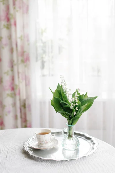  Sepetteki vadi zambakları ve bir fincan çay.