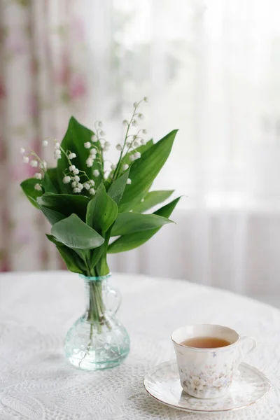 Sepetteki vadi zambakları ve bir fincan çay.