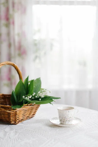 Sepetteki vadi zambakları ve bir fincan çay.