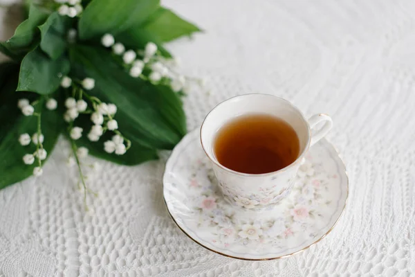  Sepetteki vadi zambakları ve bir fincan çay.