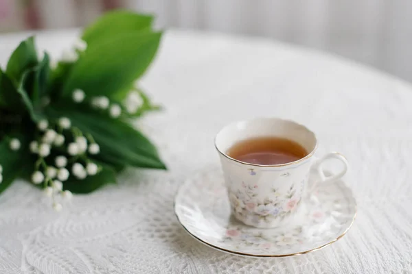 Sepetteki vadi zambakları ve bir fincan çay.