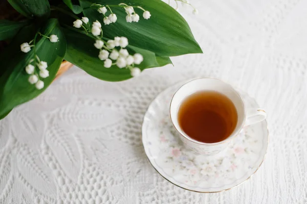 Sepetteki vadi zambakları ve bir fincan çay.