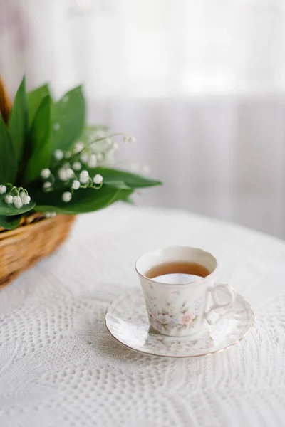 Sepetteki vadi zambakları ve bir fincan çay.