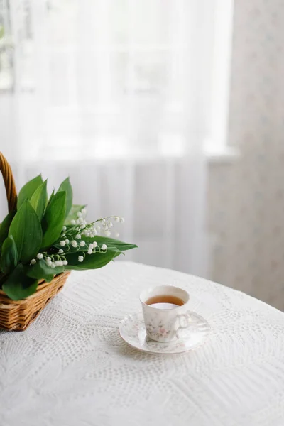 Sepetteki vadi zambakları ve bir fincan çay.