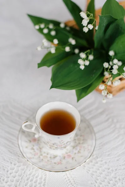 Sepetteki vadi zambakları ve bir fincan çay.