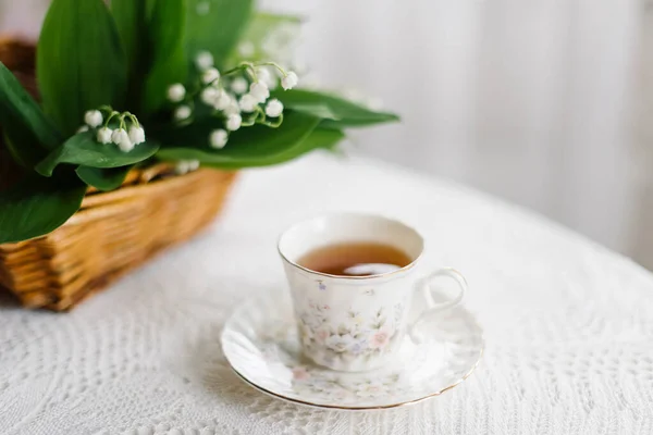 Sepetteki vadi zambakları ve bir fincan çay.