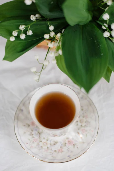 Sepetteki vadi zambakları ve bir fincan çay.