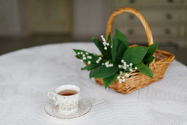 Sepetteki vadi zambakları ve bir fincan çay.