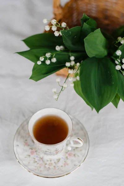Sepetteki vadi zambakları ve bir fincan çay.