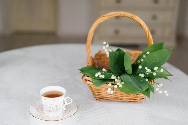Sepetteki vadi zambakları ve bir fincan çay.