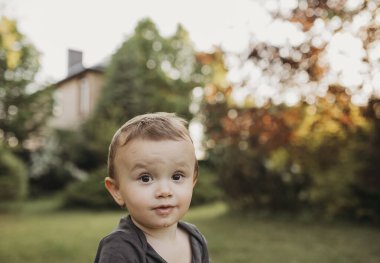 Mutlu, koşan bir çocuk ve gün batımı