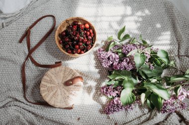Kırmızı kiraz ve leylak üzerine kırmızı kiraz ve leylak.