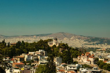 Atina 'nın güzel manzara manzarası, Yunanistan bulutsuz güneşli bir günde, şehrin merkezinde büyük bir kilise.