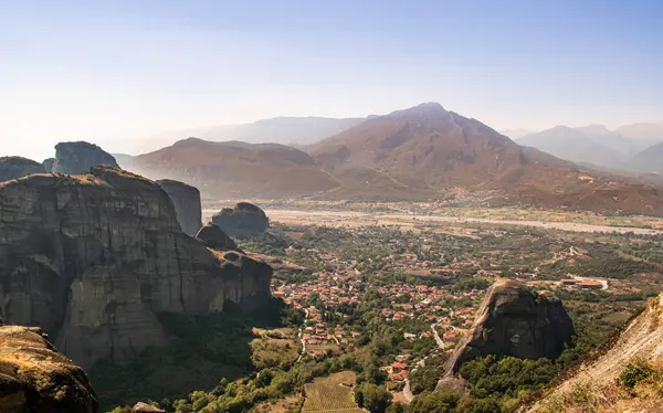 Klášter Meteora Řecko Ohromující Panoramatická Krajina Pohled Hory Zelený Les — Stock fotografie