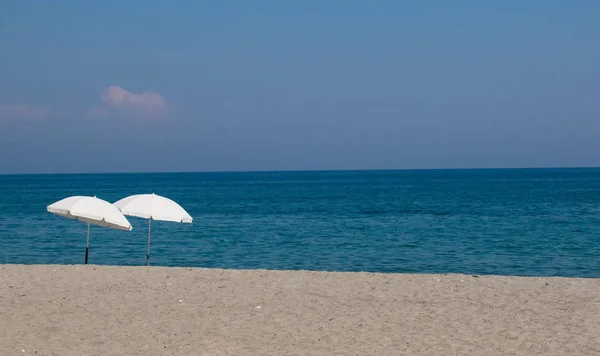 Pair Beach Umbrellas Perfect Deserted Beach Blue Sea Sky Background — Stock Photo, Image