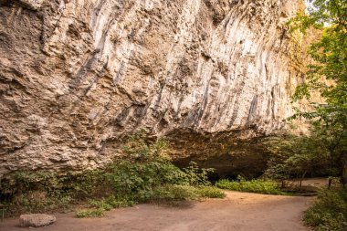 Devetaki köyü yakınlarındaki Devetashka Mağarası 'na ve Bulgaristan' ın Lovech kentindeki Osam nehrine bakın. Doğal mucize. Doğu Avrupa 'nın en büyük karst mağaralarından biri, şu anda 30.000 yarasaya ev sahipliği yapıyor.