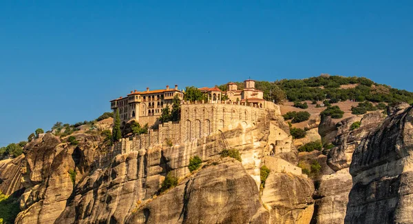 Klasztor Meteora Grecja Wspaniały Panoramiczny Krajobraz Widok Góry Zielony Las — Zdjęcie stockowe