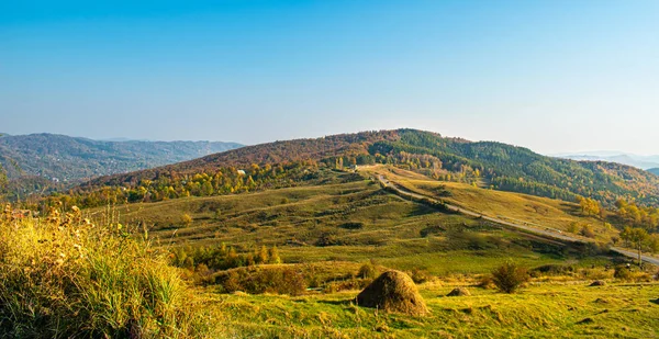 Soarele Seară Deal Frumos Lângă Mic Sat Puțini Copaci Culori — Fotografie, imagine de stoc