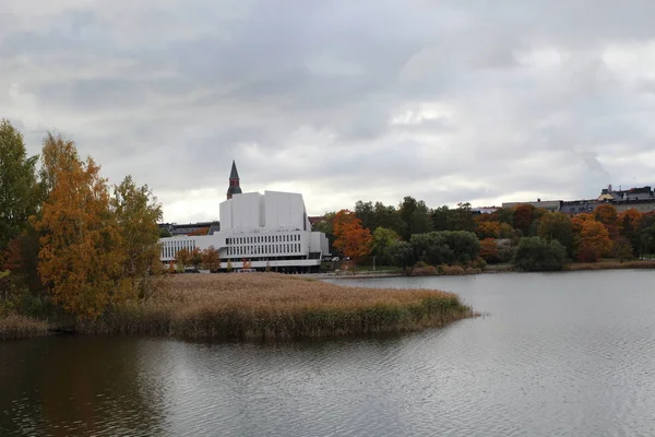 Sonbahar. Göl. Ağaçlar. Finlandiya. Helsinki.