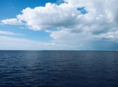 Deniz/okyanus güzel görünümü ve mavi gökyüzü