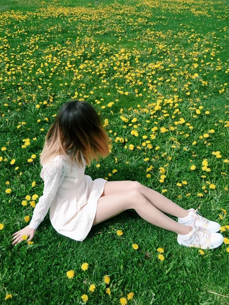 Jovem Mulher Feliz Campo Flores Amarelas Verão — Fotografia de Stock