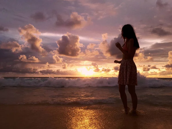 Silhouette Der Schönen Frau Auf Dem Bunten Meer Sonnenuntergang Hintergrund — Stockfoto