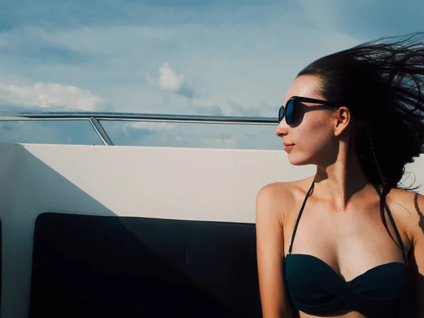 Piękna Kobieta Bikini Relaksujący Yacht — Zdjęcie stockowe