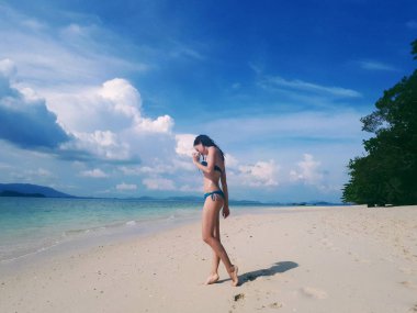 Güneşli yaz tropikal cennet plaj güzel kadın