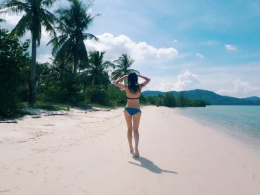 Güneşli yaz tropikal cennet plaj güzel kadın