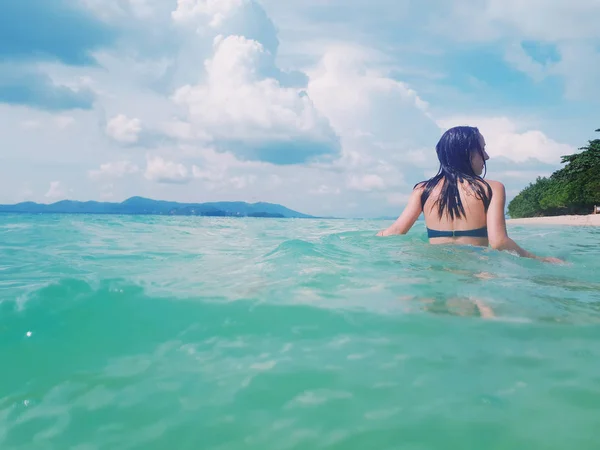 Красивая Женщина Плавает Синем Море — стоковое фото