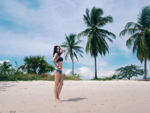 美丽的妇女在阳光明媚的夏天热带天堂海滩 免版税图库图片