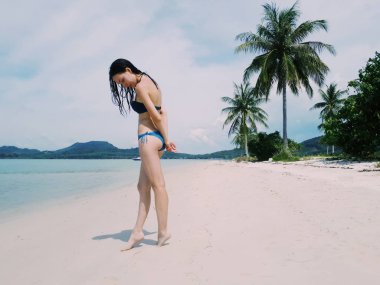 Tropikal güneşli cennette güzel genç kadın