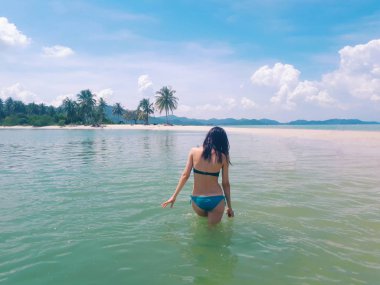 Tropikal güneşli cennette güzel genç kadın