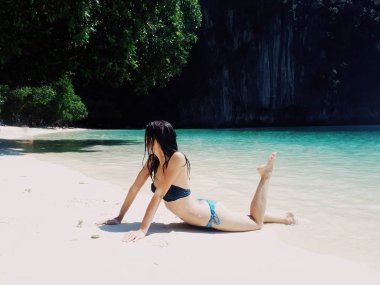 Tropikal güneşli cennette güzel genç kadın